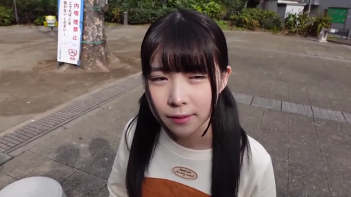 面部 · 站姿 · 清纯 · 仰视 · 双马尾 · 公园 · 休闲上衣