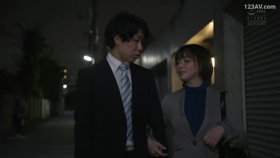 眼镜 · 中景 · 户外小巷 · 正装 · 夜晚 · 挽手行走 · 散步交谈 · 微弱表情