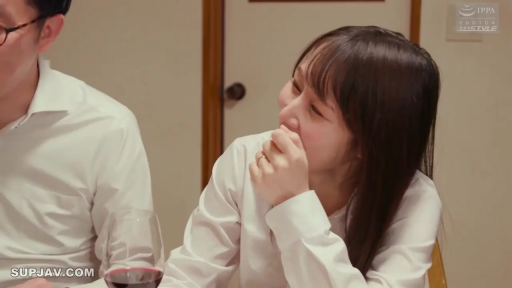 坐姿 · 室内餐厅 · 饮酒 · 近景特写 · 职场衬衫 · 红酒杯 · 闭眼陶醉 · 大叔