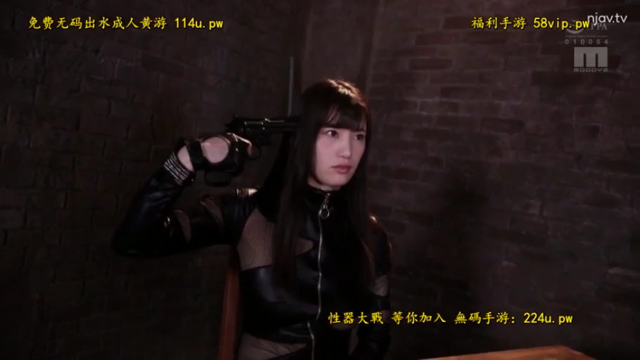 坐姿 · 严肃 · 半身 · BDSM · 密室 · 手枪 · 黑色皮装 · 持枪抵头