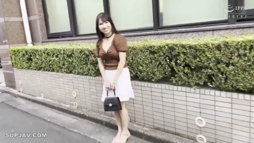 全身 · 站姿 · 微笑 · 手提包 · 户外街道 · 成年女性 · 拎包 · 棕色V领上衣配白色短裙