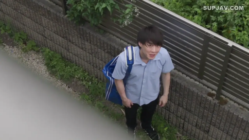 户外 · 俯拍 · 呼喊 · 焦急 · 浅蓝色短袖衬衫 · 站立仰视 · 蓝色运动包