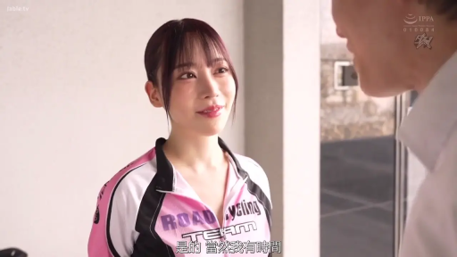 交谈 · 站立 · 微笑 · 走廊 · 近景 · 运动系 · 运动骑行服