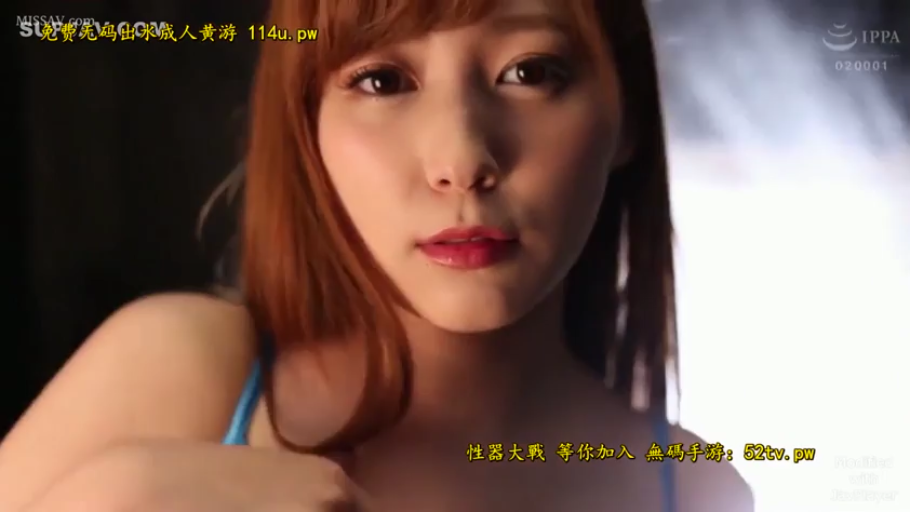 室内 · 脸部特写 · 凝视 · 妩媚 · 长发 · 正面 · 蓝色吊带