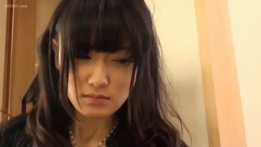 室内 · 面部 · 忧郁 · 站立 · 凝视 · 长发 · 珍珠项链 · 黑衣