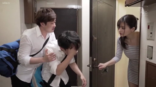 白色襯衫 · 遠景 · 中文字幕 · 痛苦 · 室內走廊 · 弯腰姿势 · 安慰 · 大型运动包