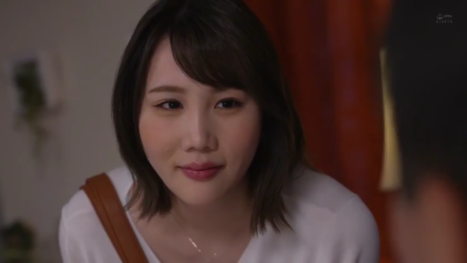 室内 · 脸部 · 侧身 · 微笑 · 白色上衣 · 交流 · 自然光 · 挎包带