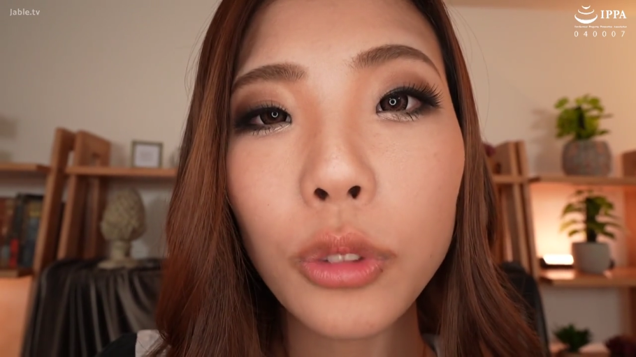 室内 · 脸部 · 平静 · 休闲装 · 凝视 · 长发 · 正面