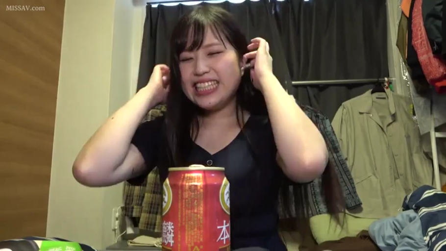 室内 · 坐姿 · 中景 · 居家 · 易拉罐 · 整理头发 · 露齿笑 · 黑色短袖连衣裙