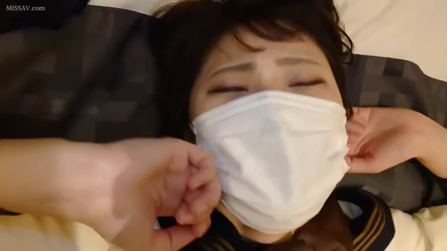 室內 · 面部 · 閉眼 · 仰臥 · 水手服 · 口罩