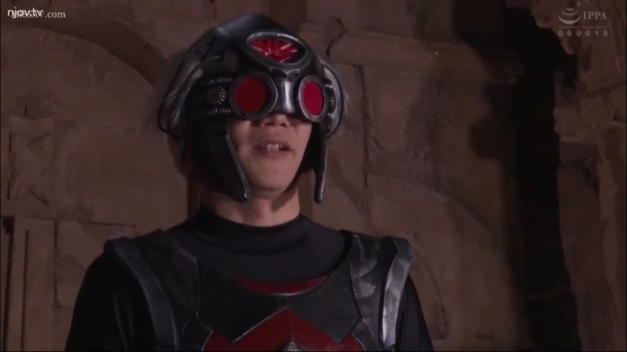 严肃 · 站立 · 头盔 · 头部特写 · 说话 · 盔甲制服 · 室内石墙