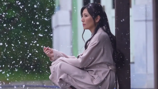 Side-lying · Outdoor · 浅色外套