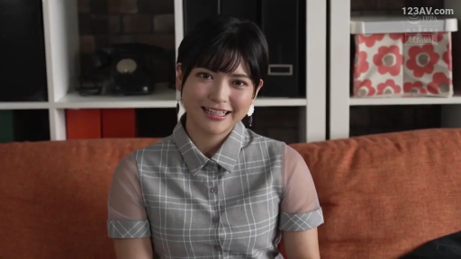 坐姿 · 中景 · 沙发 · 微笑 · 客厅 · 对视 · 短发 · 格纹短袖衬衫