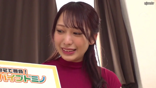 Indoor · Sitting Posture · Smile · 面部特写 · Gaze · Asian women · 红色高领短袖 · 题板