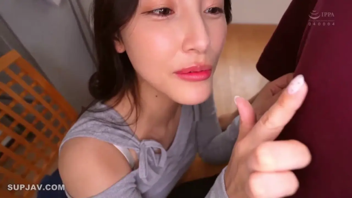 座り姿勢 · 会話 · 微笑 · 顔のクローズアップ · キッチン · 厨具 · 灰色露肩上衣 · 居家人妻