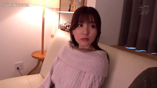 Indoor · Sitting Posture · 平静 · Sofa · 居家 · 上半身特写 · 侧头注视 · 一字肩针织衫