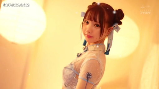 室内 · 回眸 · 摆拍 · 微笑 · 半身特写 · 灯笼 · 透视旗袍 · 日本