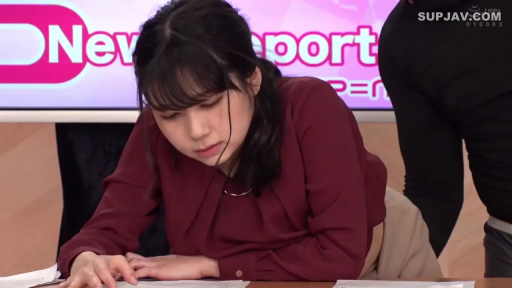 俯身 · 专注 · 办公室 · 半身 · OL · 看文件 · 文稿 · 酒红色长袖上衣