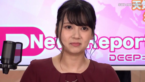 委屈 · 面部特写 · 职业装 · 录制 · 正面 · 麦克风 · 演播室 · 女主播