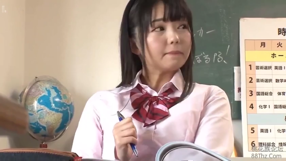 坐姿 · 教室 · 平静 · 半身 · JK制服 · 校园题材 · 地球仪 · 握笔