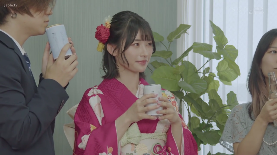 室内 · 站立 · 中景 · 微笑 · 和服 · 三人 · 易拉罐 · 喝酒