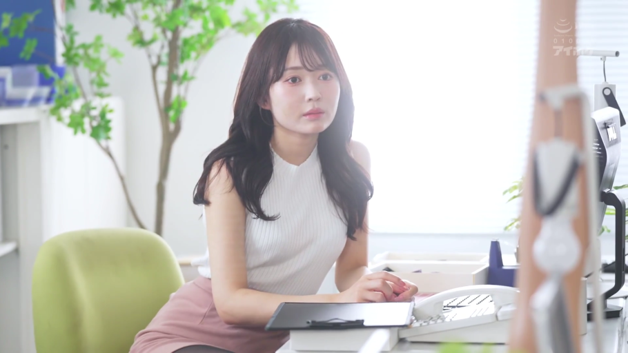平静 · 办公室 · 人物面部特写 · 粉色包臀短裙 · 办公用具