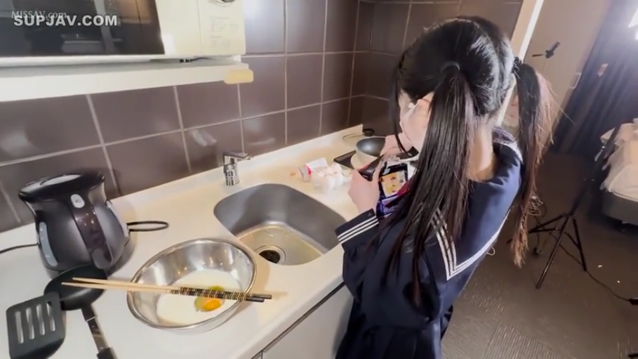 站立 · 中景 · 厨房 · 水手服