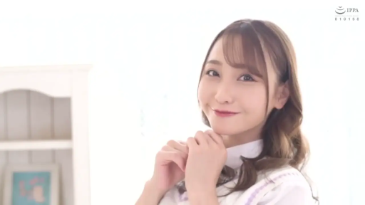 室内 · 面部特写 · 白色上衣 · 注视镜头 · 甜美微笑 · 长卷发 · 双手托腮