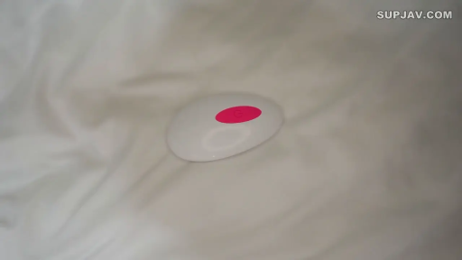 展示 · 床上 · 白色床单 · 道具特写 · 震动跳蛋