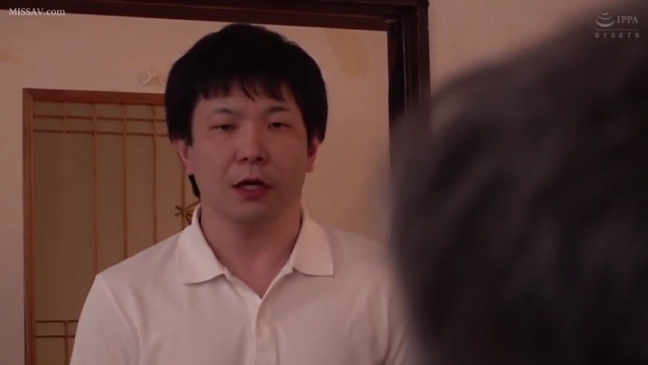 室内 · 严肃 · 站立 · 注视 · 是 · 白色POLO衫 · 男性人像 · 日式移门