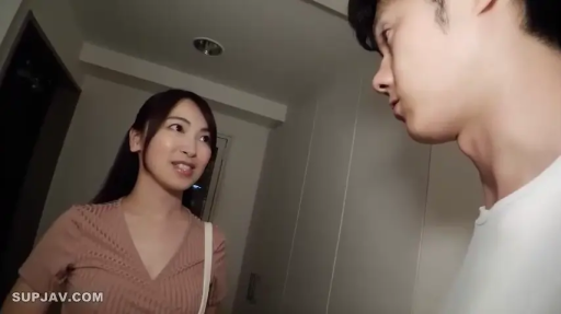 面部 · Smile · 居家 · Corridor · 对立 · 挎包 · 说话 · Brown top