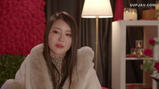 室内 · 座り姿勢 · 顔のクローズアップ · 长发 · 访谈 · 静寂 · 毛皮襟コート · 玫瑰花墙