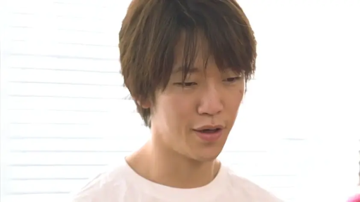 室内 · 脸部特写 · 站立 · 白色短袖 · 自然 · 说话 · 男优