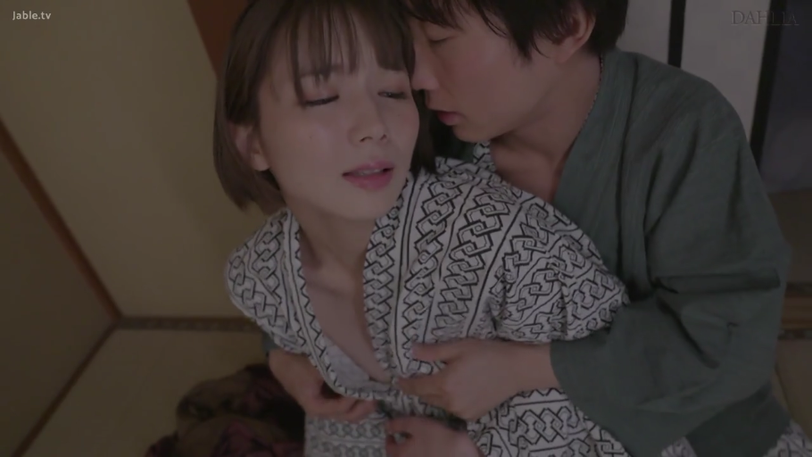 揉捏乳房 · 陶醉 · 成人内容 · 近景 · 榻榻米房间 · 和服 · 背后拥抱