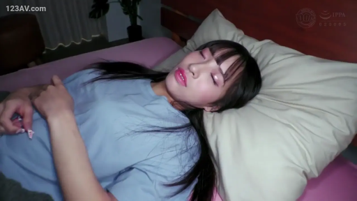 室内 · 卧室 · 平静 · 绿植 · 仰卧 · 蓝色T恤 · 睡觉