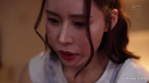 Indoor · Bend over · Melancholy · Face · White tank top · Gaze · 高清截图