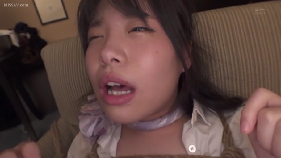 室内 · 脸部特写 · 白衬衫 · 恍惚 · 仰头 · 呻吟 · 绳子 · 绑缚