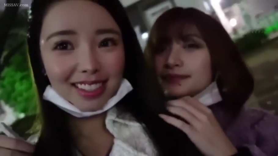 脸部特写 · 站立 · 微笑 · 户外 · 双人 · 便装 · 口罩 · 拍照