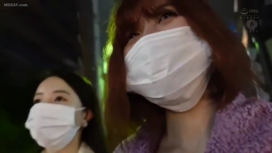 Close-up of the face · Tilt head back · Outdoor street · 走动 · 紫色绒毛外套