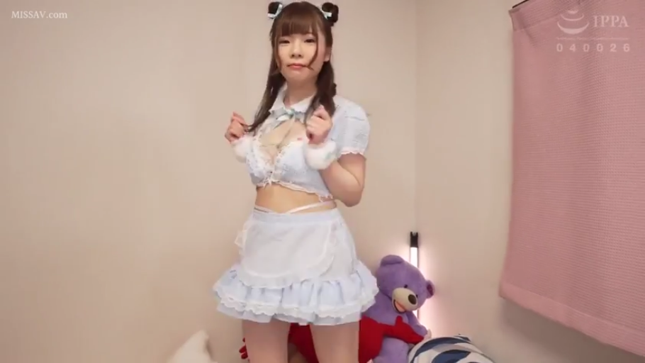 室内 · 中景 · 站姿 · 摆拍 · 微笑 · 女仆装 · Cosplay · 毛绒玩具