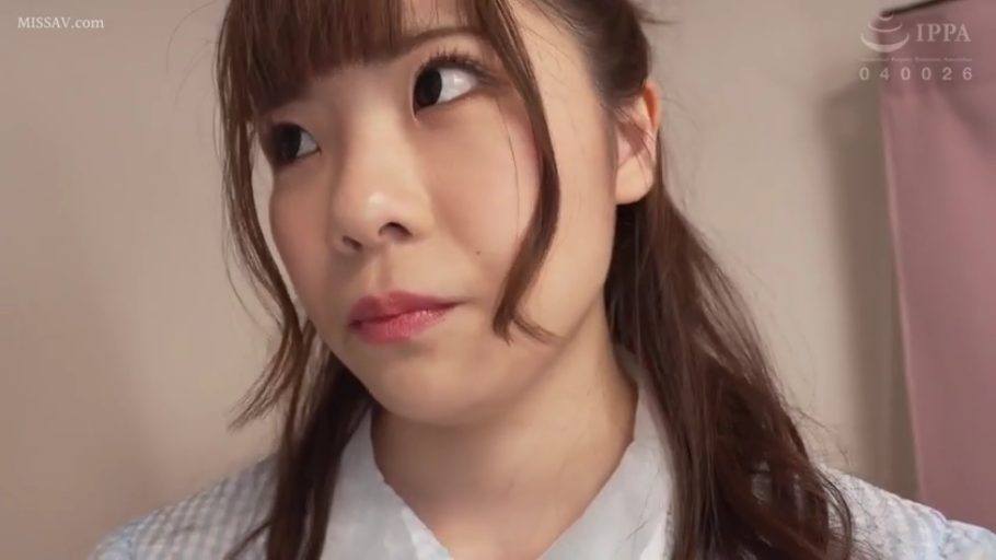 室内 · 脸部 · 衬衫 · 注视 · 正面 · 疑惑 · 肖像