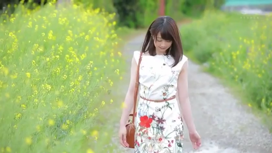 全身 · 行走 · 温柔 · 散步 · 唯美 · 单肩包 · 无袖碎花连衣裙 · 野外花丛