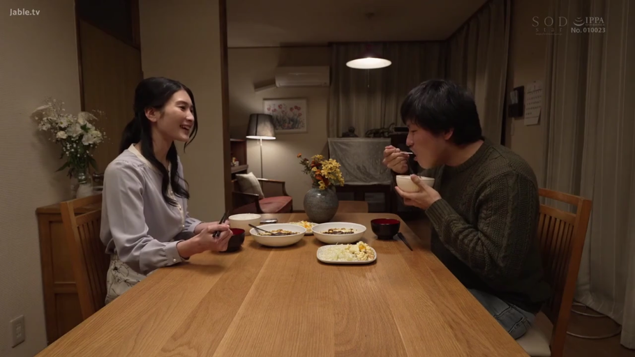 室内 · 坐姿 · 居家服 · 食物 · 生活化 · 准备进食 · 杯面