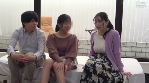 坐姿 · 全身 · 微笑 · 房间 · 多人 · 床垫 · 休闲服 · 访谈