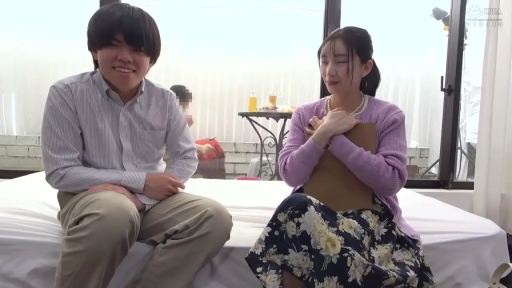 交谈 · 微笑 · 碎花裙 · 否 · 日常 · 室内卧室 · 并排坐姿 · 写字板