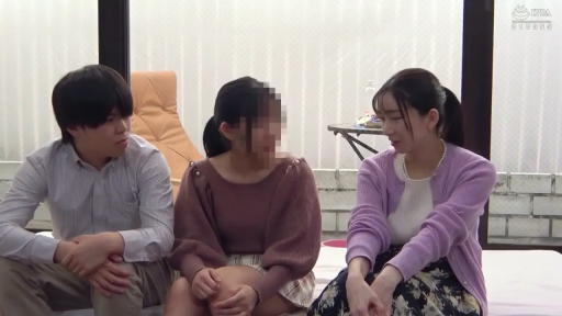 室内 · 坐姿 · 交谈 · 专注 · 全景 · 休闲服饰 · 多人互动 · 桌椅