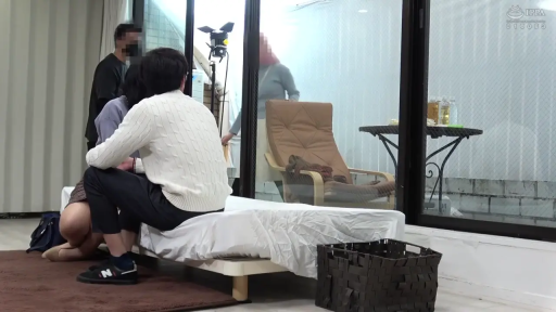 坐姿 · 臥室 · 置物篮 · 自然 · 遠景 · 交流 · 长裤 · 片场花絮