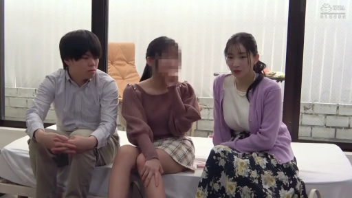 室内 · 坐姿 · 全景 · 床 · 自然 · 多人 · 交谈行为 · 日常休闲装