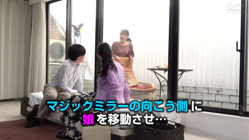 坐姿 · 沙发 · 自然 · 客厅 · 交流 · 日常服饰 · 落地窗