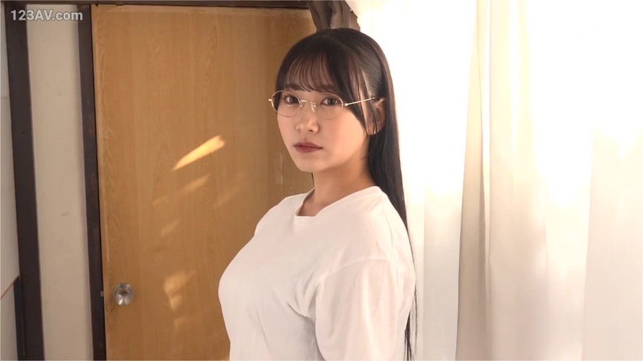 室内 · 上半身 · 注视镜头 · 白色T恤 · 冷淡 · 侧向站立 · 长直发 · 圆框眼镜